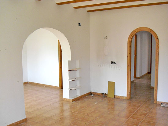 This is a true Steal! 5 Bedrooms, 2 bathrooms, 1000 m2 plot, only 200 m from the sea and a short drive to Moraira. Take away for only 365.000 Euro!