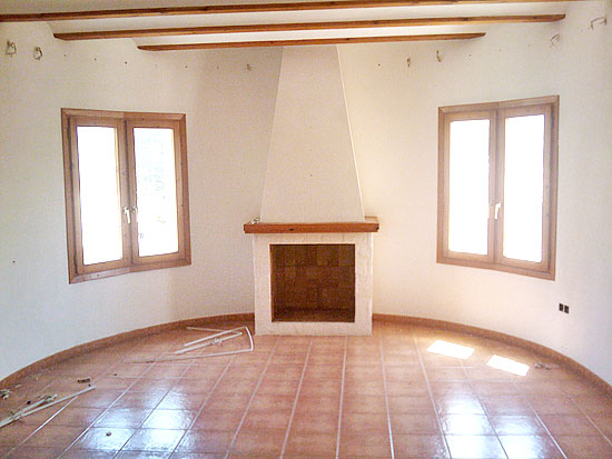 This is a true Steal! 5 Bedrooms, 2 bathrooms, 1000 m2 plot, only 200 m from the sea and a short drive to Moraira. Take away for only 365.000 Euro!