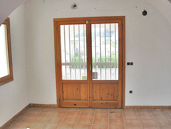 This is a true Steal! 5 Bedrooms, 2 bathrooms, 1000 m2 plot, only 200 m from the sea and a short drive to Moraira. Take away for only 365.000 Euro!