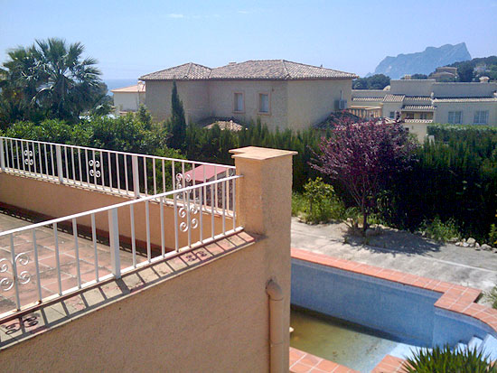 This is a true Steal! 5 Bedrooms, 2 bathrooms, 1000 m2 plot, only 200 m from the sea and a short drive to Moraira. Take away for only 365.000 Euro!