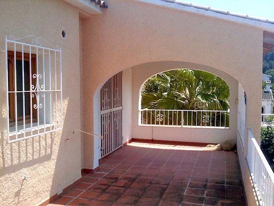 This is a true Steal! 5 Bedrooms, 2 bathrooms, 1000 m2 plot, only 200 m from the sea and a short drive to Moraira. Take away for only 365.000 Euro!