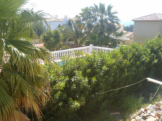 This is a true Steal! 5 Bedrooms, 2 bathrooms, 1000 m2 plot, only 200 m from the sea and a short drive to Moraira. Take away for only 365.000 Euro!