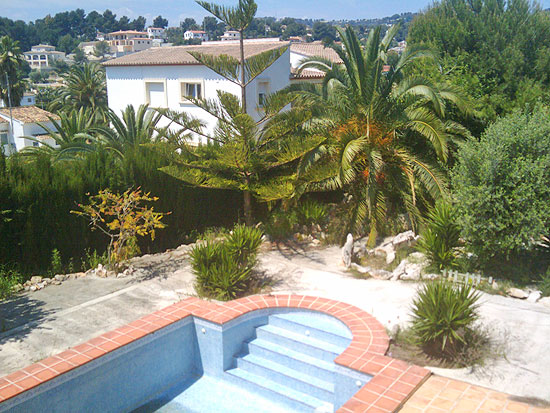 This is a true Steal! 5 Bedrooms, 2 bathrooms, 1000 m2 plot, only 200 m from the sea and a short drive to Moraira. Take away for only 365.000 Euro!