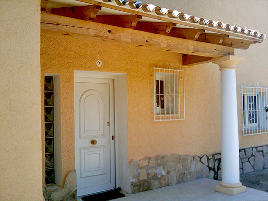 This is a true Steal! 5 Bedrooms, 2 bathrooms, 1000 m2 plot, only 200 m from the sea and a short drive to Moraira. Take away for only 365.000 Euro!