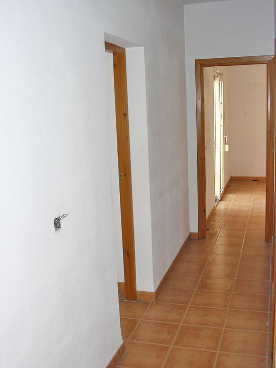 This is a true Steal! 5 Bedrooms, 2 bathrooms, 1000 m2 plot, only 200 m from the sea and a short drive to Moraira. Take away for only 365.000 Euro!