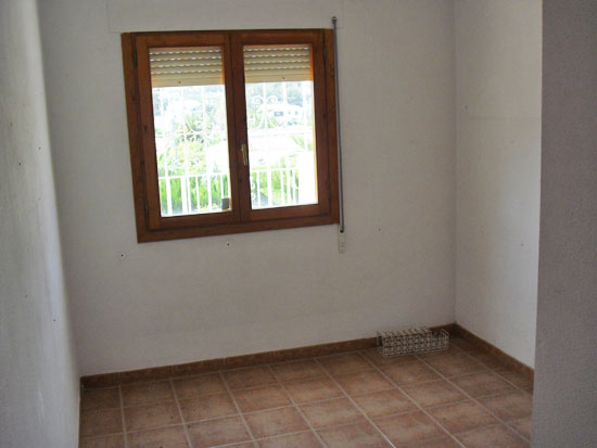 This is a true Steal! 5 Bedrooms, 2 bathrooms, 1000 m2 plot, only 200 m from the sea and a short drive to Moraira. Take away for only 365.000 Euro!