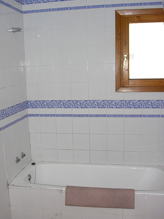 This is a true Steal! 5 Bedrooms, 2 bathrooms, 1000 m2 plot, only 200 m from the sea and a short drive to Moraira. Take away for only 365.000 Euro!