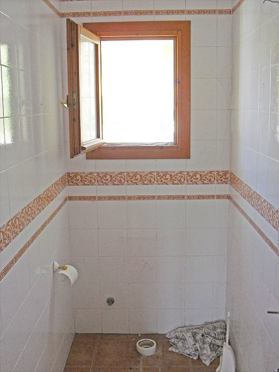 This is a true Steal! 5 Bedrooms, 2 bathrooms, 1000 m2 plot, only 200 m from the sea and a short drive to Moraira. Take away for only 365.000 Euro!