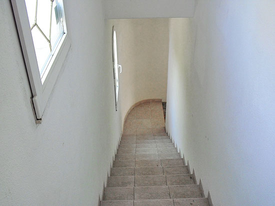 This is a true Steal! 5 Bedrooms, 2 bathrooms, 1000 m2 plot, only 200 m from the sea and a short drive to Moraira. Take away for only 365.000 Euro!