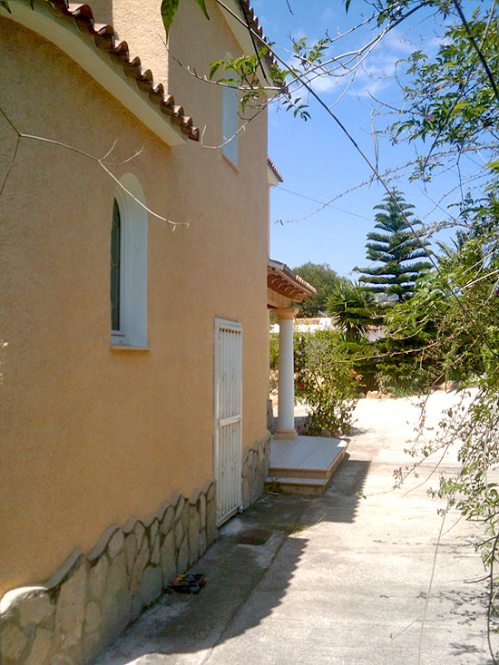 This is a true Steal! 5 Bedrooms, 2 bathrooms, 1000 m2 plot, only 200 m from the sea and a short drive to Moraira. Take away for only 365.000 Euro!