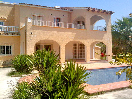 This is a true Steal! 5 Bedrooms, 2 bathrooms, 1000 m2 plot, only 200 m from the sea and a short drive to Moraira. Take away for only 365.000 Euro!