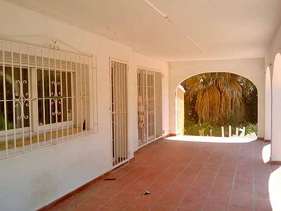 This is a true Steal! 5 Bedrooms, 2 bathrooms, 1000 m2 plot, only 200 m from the sea and a short drive to Moraira. Take away for only 365.000 Euro!