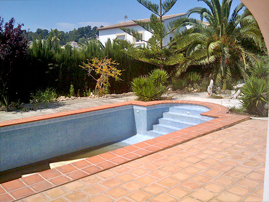 This is a true Steal! 5 Bedrooms, 2 bathrooms, 1000 m2 plot, only 200 m from the sea and a short drive to Moraira. Take away for only 365.000 Euro!