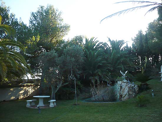 Uniek object! ruim 500 m2 woning, 20.000 m2 tuin, twee zwembaden!