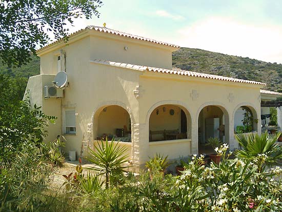 Heerlijke finca met paardenstallen op 2100 m2 grond, 10 kilometer van Denia en de zandstranden.