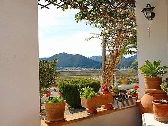 Romantiche finca met blik op de wijnvelden en de bergen