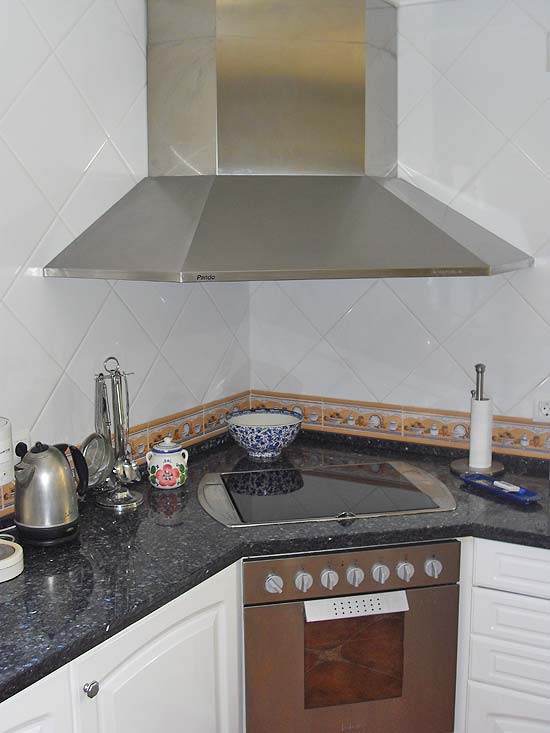 Vanwege een zwakke gezondheid te koop aangeboden voor een matsprijs. Doe uzelf en de eigenaar een plezier. Dit huis is zeer fraai gelegen en biedt een zee van ruimte.