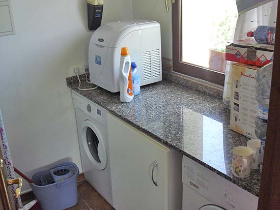 Vanwege een zwakke gezondheid te koop aangeboden voor een matsprijs. Doe uzelf en de eigenaar een plezier. Dit huis is zeer fraai gelegen en biedt een zee van ruimte.