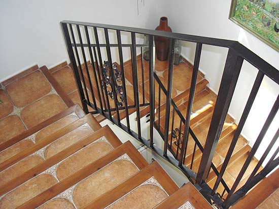 Vanwege een zwakke gezondheid te koop aangeboden voor een matsprijs. Doe uzelf en de eigenaar een plezier. Dit huis is zeer fraai gelegen en biedt een zee van ruimte.