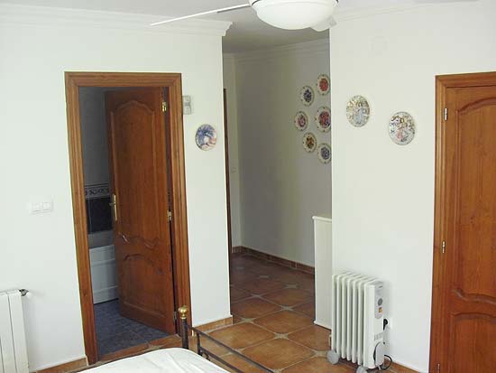Vanwege een zwakke gezondheid te koop aangeboden voor een matsprijs. Doe uzelf en de eigenaar een plezier. Dit huis is zeer fraai gelegen en biedt een zee van ruimte.