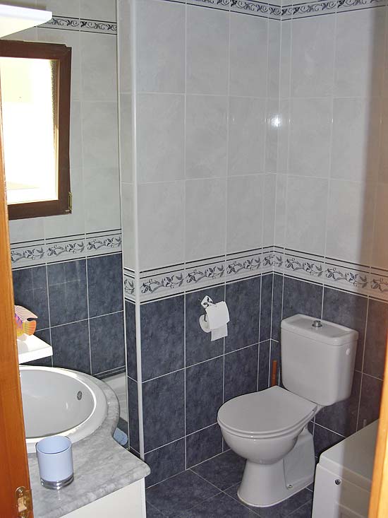 Vanwege een zwakke gezondheid te koop aangeboden voor een matsprijs. Doe uzelf en de eigenaar een plezier. Dit huis is zeer fraai gelegen en biedt een zee van ruimte.