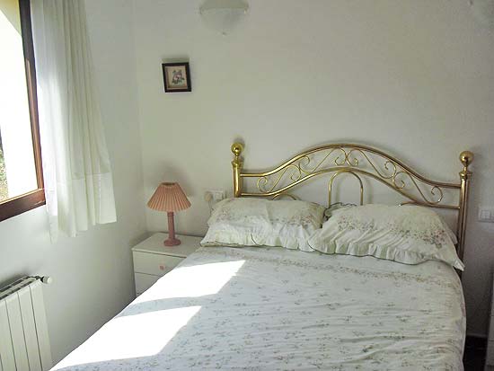 Vanwege een zwakke gezondheid te koop aangeboden voor een matsprijs. Doe uzelf en de eigenaar een plezier. Dit huis is zeer fraai gelegen en biedt een zee van ruimte.