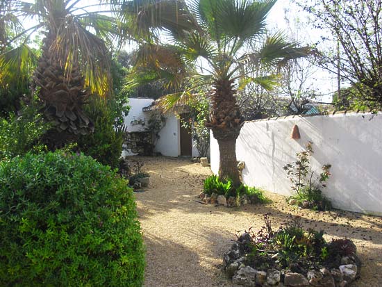 Wie deze finca koopt, heeft niets meer te wensen. Wat een huis, wat een locatie en wat een fraai grondstuk. Zien is kopen!!!