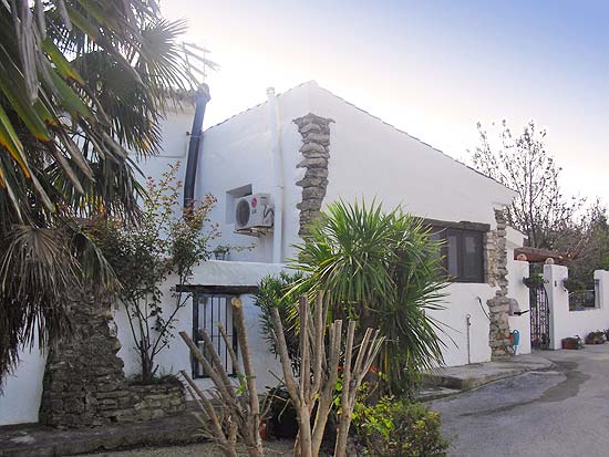 Wie deze finca koopt, heeft niets meer te wensen. Wat een huis, wat een locatie en wat een fraai grondstuk. Zien is kopen!!!