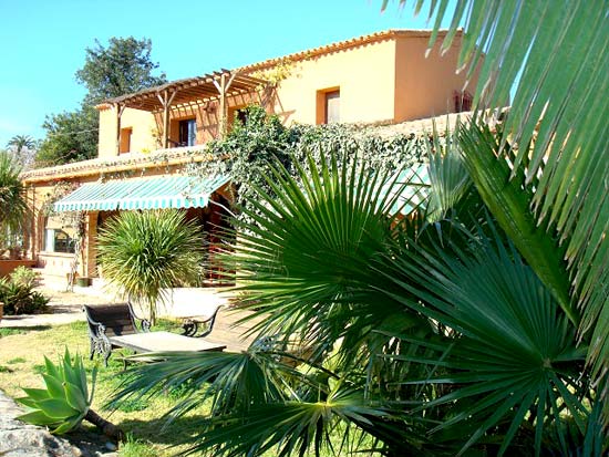 Deze finca in Benissa staat vlak bij de school