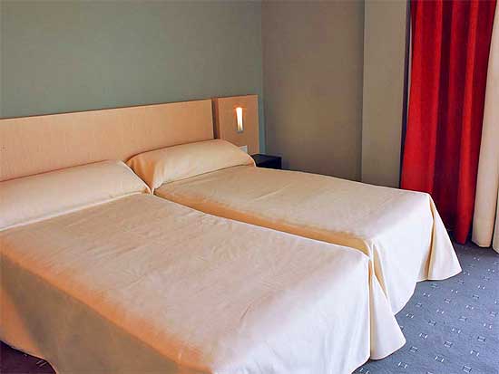 Denia: zeer fraai 16-kamer hotel op slechts 500 meter van zee. 
