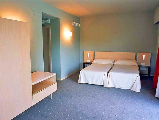 Denia: zeer fraai 16-kamer hotel op slechts 500 meter van zee. 