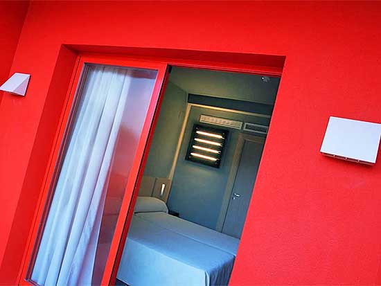 Denia: zeer fraai 16-kamer hotel op slechts 500 meter van zee. 
