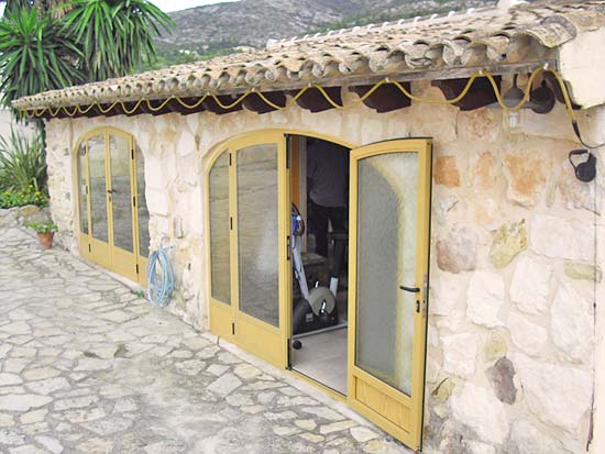 Deze finca staat op ruim 3000 m2 grond en kijkt uit over Moraira en de zee