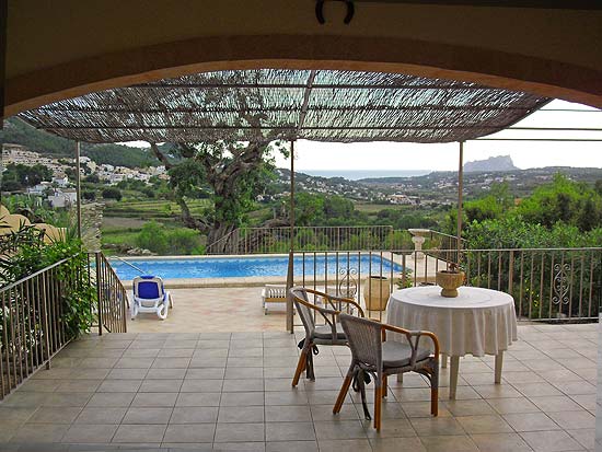 Deze finca staat op ruim 3000 m2 grond en kijkt uit over Moraira en de zee
