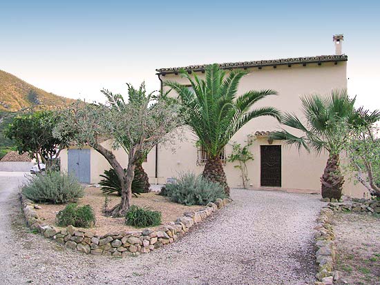 Deze finca staat op ruim 3000 m2 grond en kijkt uit over Moraira en de zee