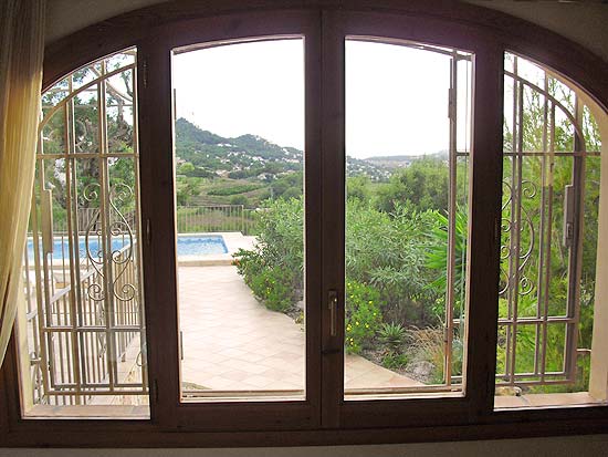 Deze finca staat op ruim 3000 m2 grond en kijkt uit over Moraira en de zee