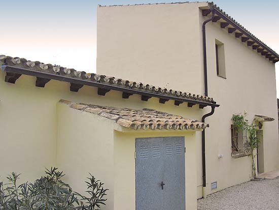 Deze finca staat op ruim 3000 m2 grond en kijkt uit over Moraira en de zee