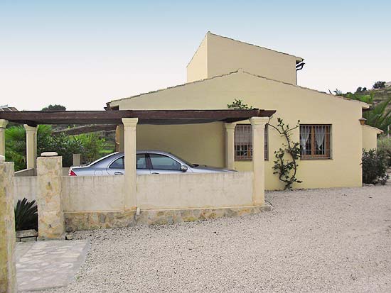 Deze finca staat op ruim 3000 m2 grond en kijkt uit over Moraira en de zee