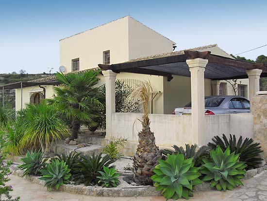 Deze finca staat op ruim 3000 m2 grond en kijkt uit over Moraira en de zee