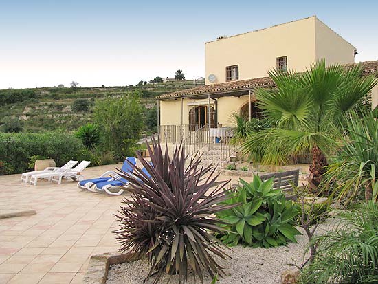 Deze finca staat op ruim 3000 m2 grond en kijkt uit over Moraira en de zee