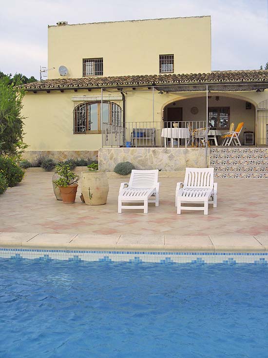 Deze finca staat op ruim 3000 m2 grond en kijkt uit over Moraira en de zee