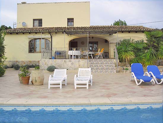 Deze finca staat op ruim 3000 m2 grond en kijkt uit over Moraira en de zee