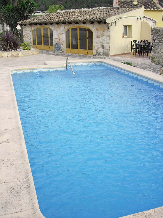 Deze finca staat op ruim 3000 m2 grond en kijkt uit over Moraira en de zee