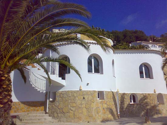 Totaal gerenoveerde villa met prachtig zeezicht!