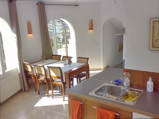 Totaal gerenoveerde villa met prachtig zeezicht!