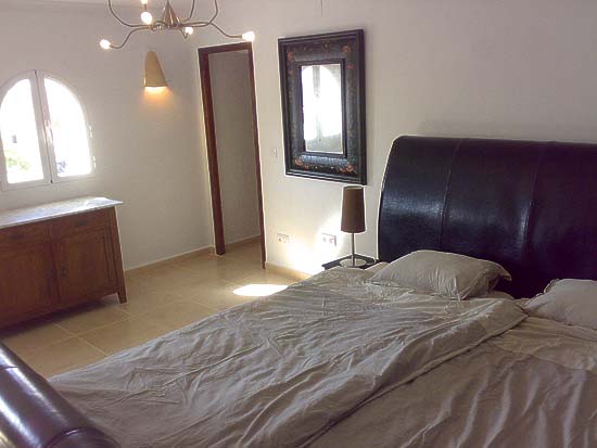 Totaal gerenoveerde villa met prachtig zeezicht!