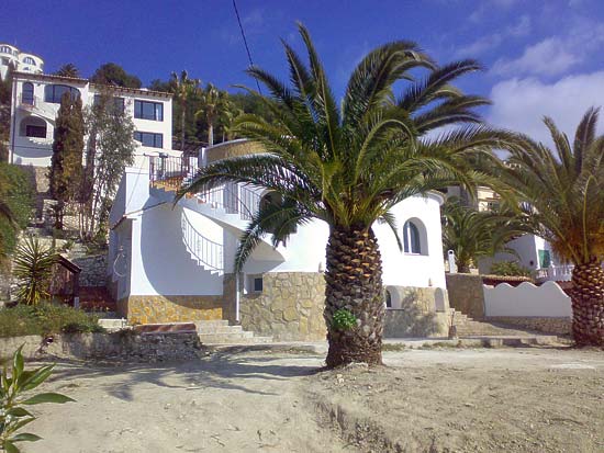 Totaal gerenoveerde villa met prachtig zeezicht!
