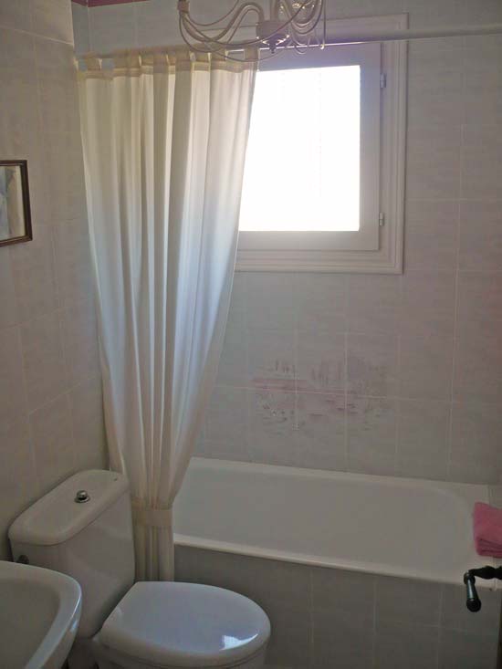 Loopafstand dorp en strand. VIER slaapkamers. Ideaal voor verhuur!