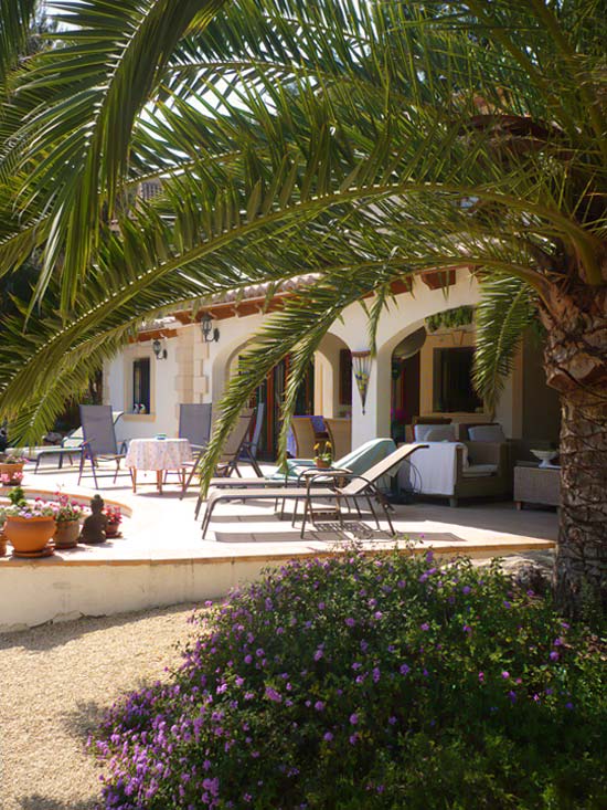 Smetteloos gerestaureerde villa in Moraira! U kunt er zo in. Alles nieuw!