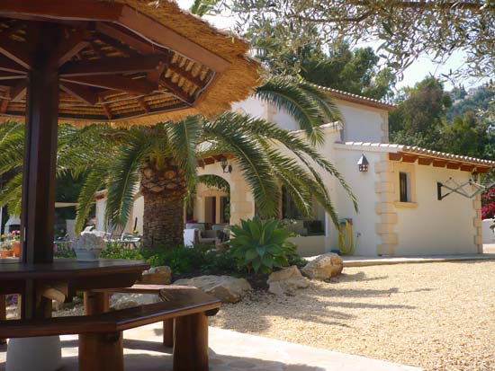 Smetteloos gerestaureerde villa in Moraira! U kunt er zo in. Alles nieuw!